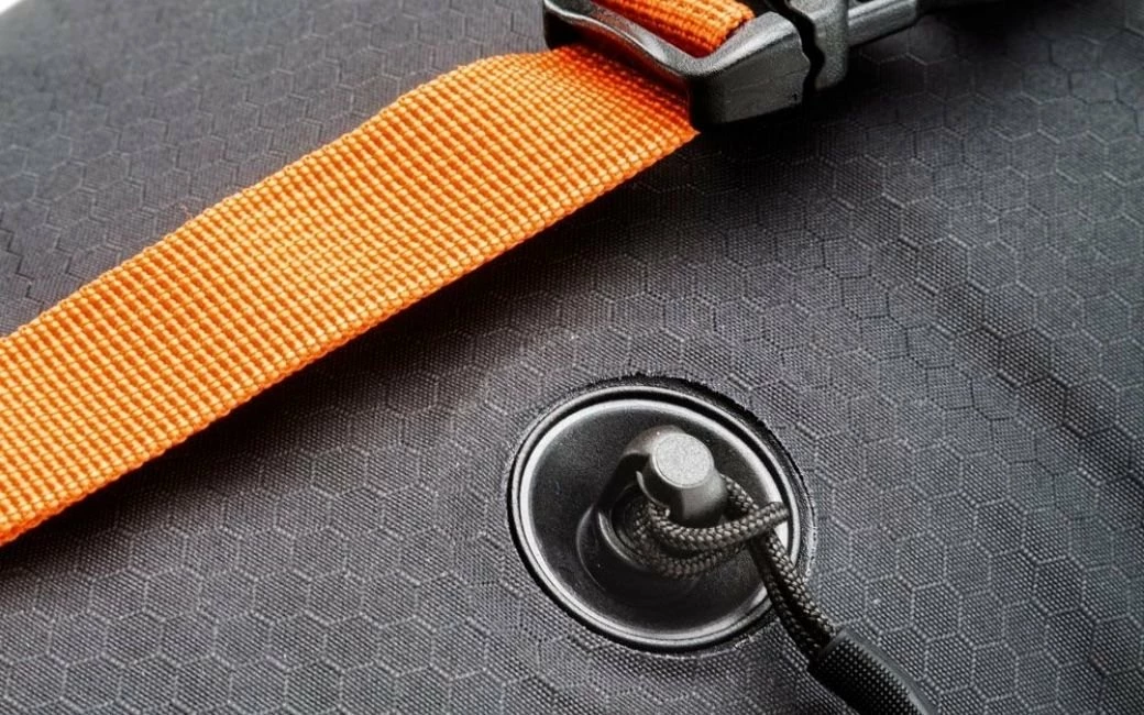 Sacoche De Selle Bikepacking ORTLIEB Seat Pack 16.5L Noir 4 Sacoche De Selle Bikepacking ORTLIEB Seat Pack 16.5L Noir – Image 4